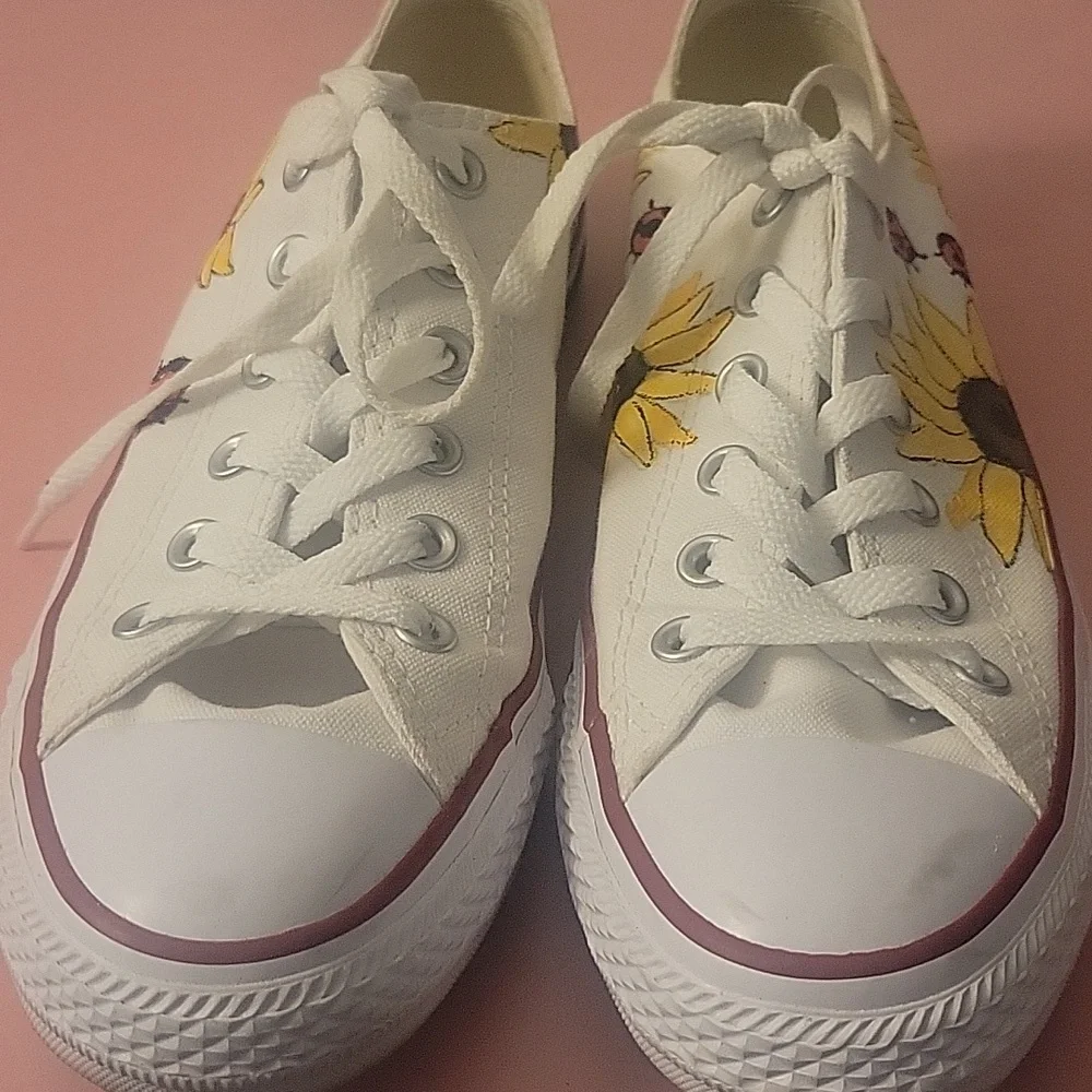 Hand painted Converse - Picture 2 of 4